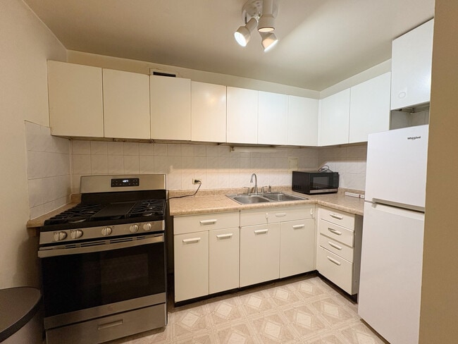 Building Photo - 1450 E 55th Pl