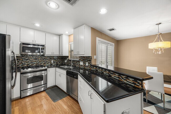 Building Photo - 5951 S Loop E