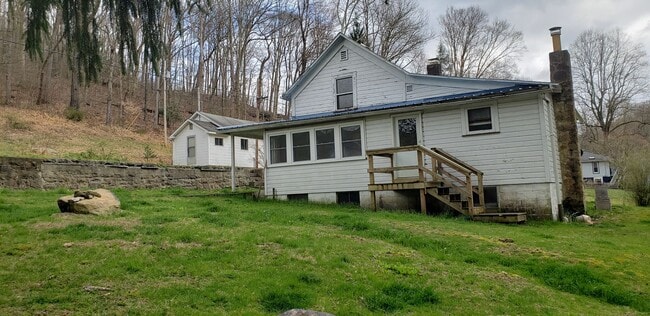 Building Photo - 2 Bedroom 1 Bath House -- outside of town -- Available 08/05/2026