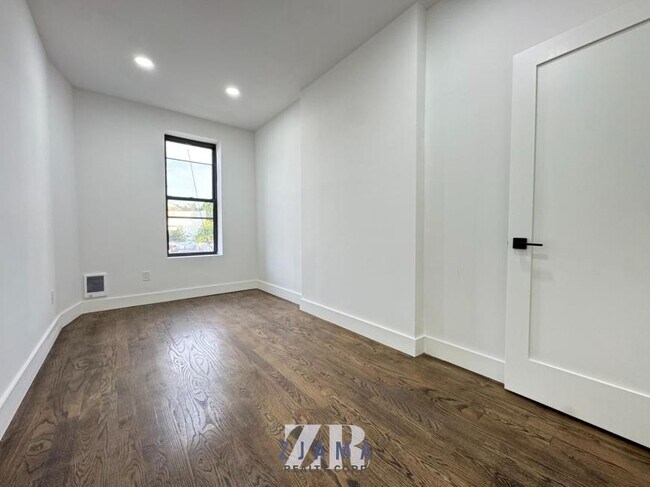 Building Photo - 3 bedroom in BROOKLYN NY 11232