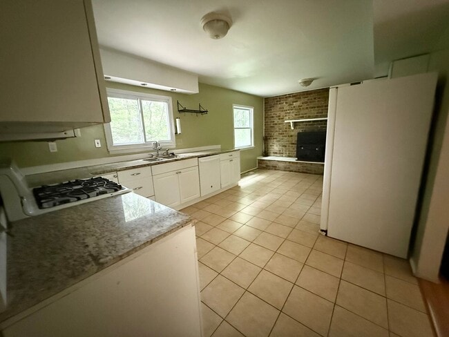 Building Photo - 4 Bedroom Colonial SFH - Reisterstown