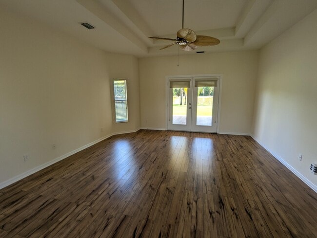 Building Photo - 411 SW Vista Lake Dr