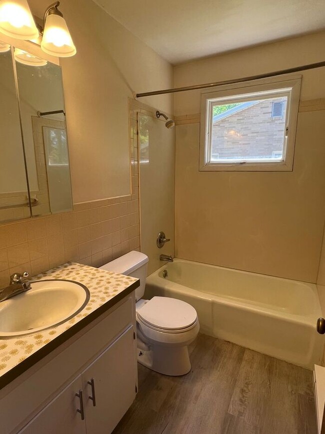 Building Photo - Updated 2 bedroom in Stevensville