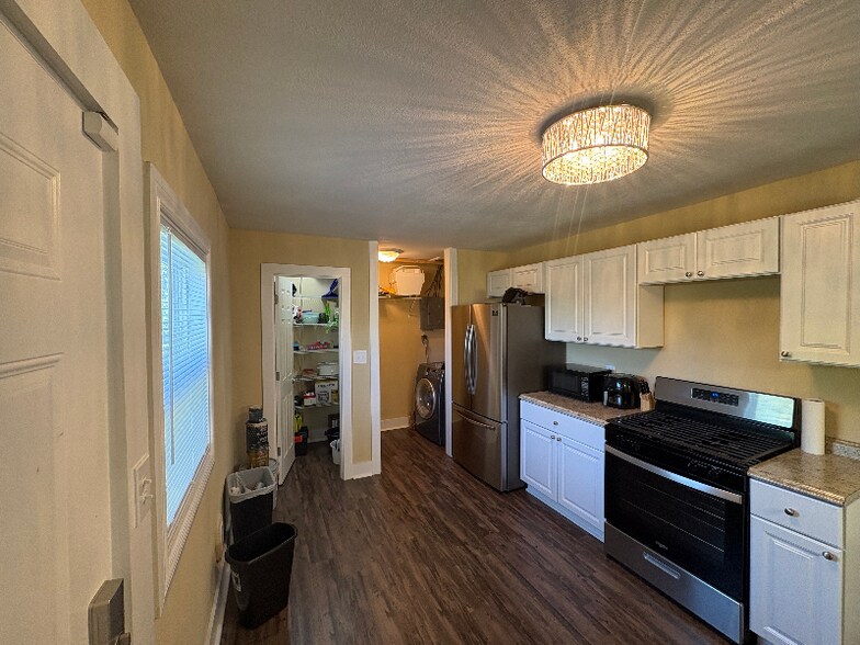 Building Photo - 2026 Penrose Dr