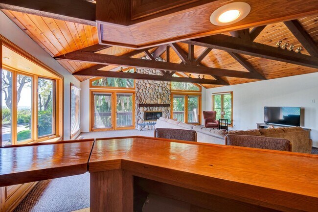 Building Photo - 5-Bedroom Home in Desirable Friendly Hills...