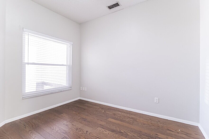 Building Photo - 1012 Hornbeam St