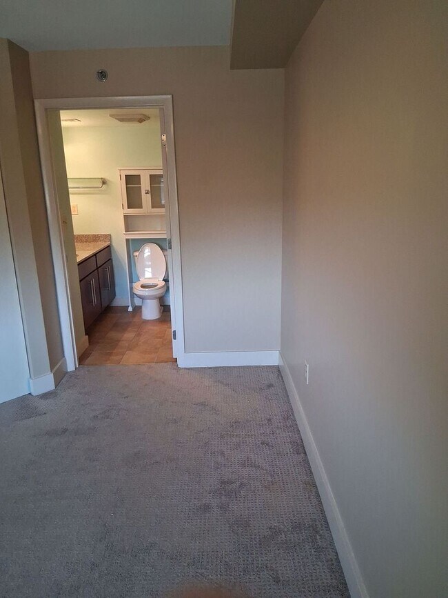 Building Photo - Lake Plaza Condominiums Unit #802: 3bed/2bath Available FALL 2026 - Move in August 13, 2026! Rent...