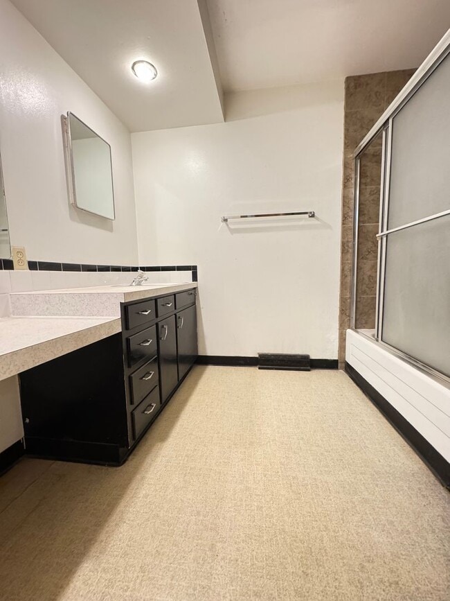 Building Photo - Great 2 Bedroom Condo in Central Fort Collins area