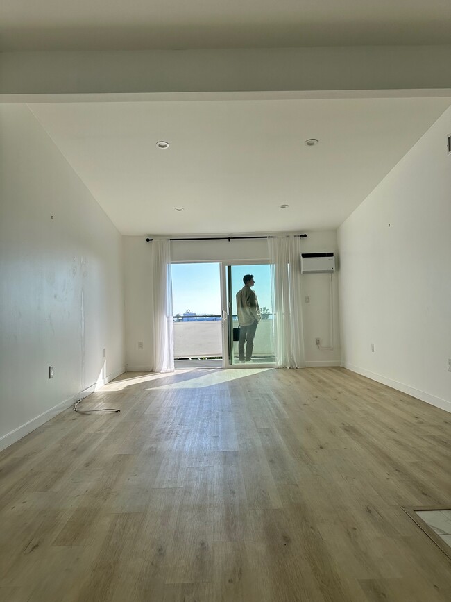 Living Room - 1212 N Clark St