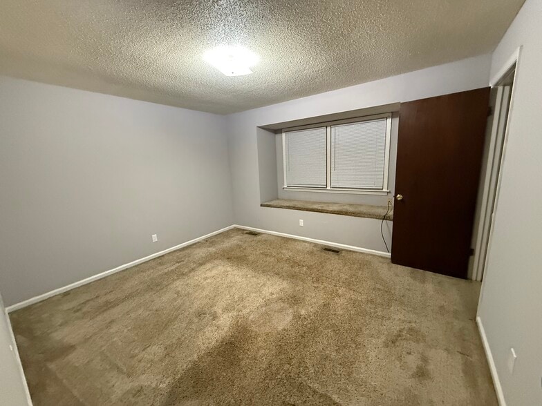 Building Photo - 802 E 7th St