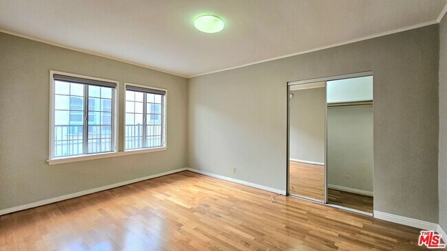 Building Photo - 1022 S Norton Ave