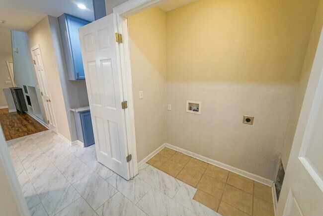Building Photo - UPDATED 2 Bed / 2 Bath with LOFT in Summer...
