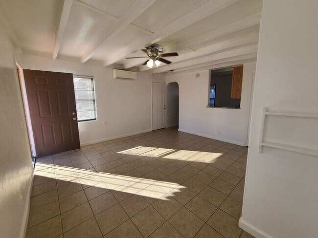 Building Photo - Ultra Charming Studio