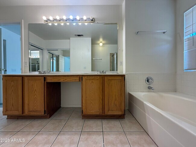 Building Photo - 505 W Sereno Dr