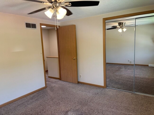 Building Photo - 2 Bedroom, 1 Bath Townhouse in LeClaire, IA