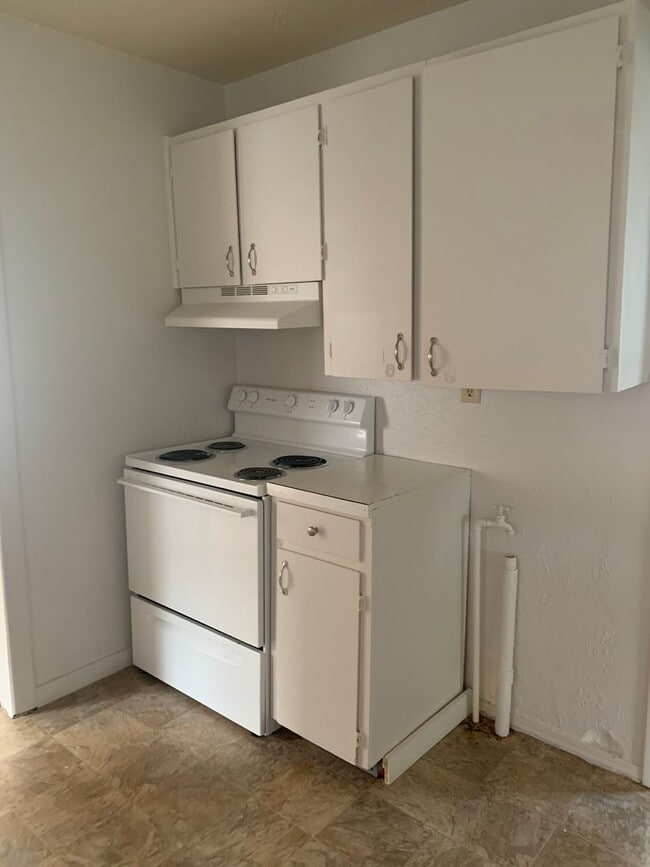 Building Photo - 2 Bedroom 1 Bath house Ready December 1st!