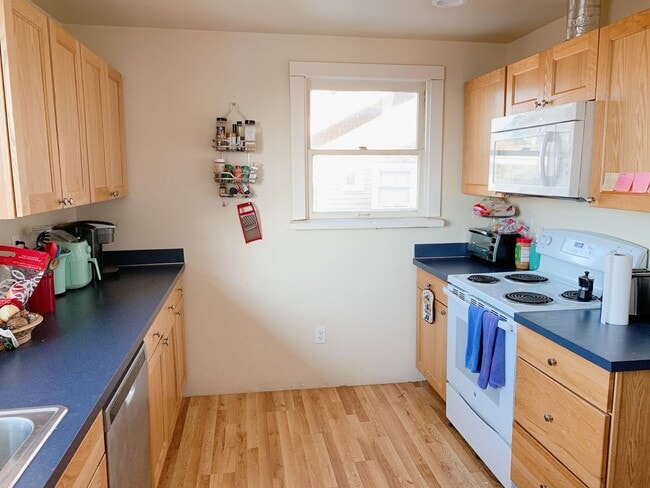 Building Photo - PRELEASING: Bay view 4 Bdrm/1.5 bath on High St!