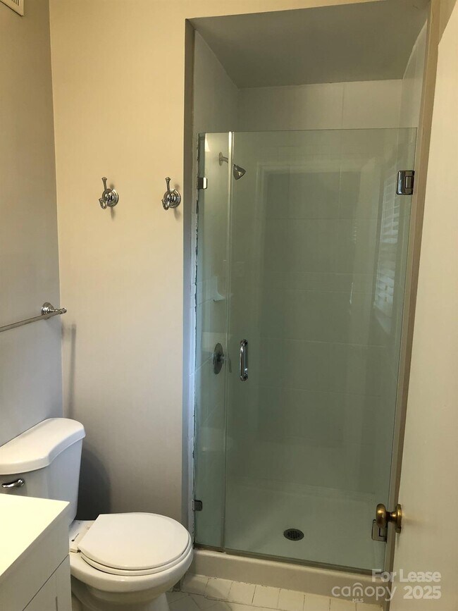 Building Photo - 5925 Quail Hollow Rd