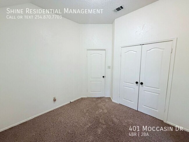 Building Photo - 401 Moccasin Dr