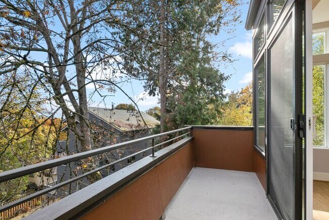 Building Photo - Luxurious Air-Conditioned Leschi View Townhome