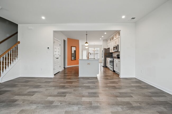 Building Photo - Stunning Modern and Spacious Townhouse!