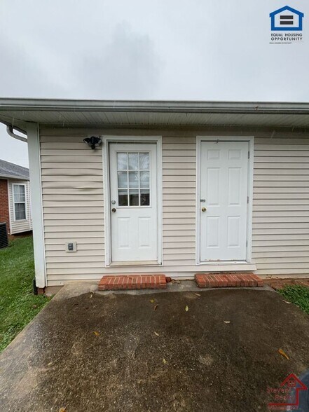 Building Photo - 306 Oriole Dr