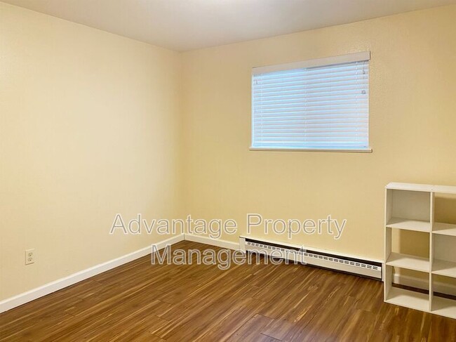 Building Photo - 588 NW Oak Ave