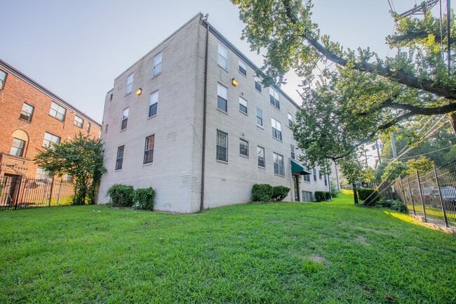 Building Photo - Lovely 2 BR/2 BA Top-Floor Apartment in Ma...