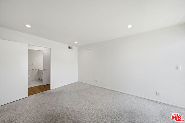 Building Photo - 909 Croft Ave