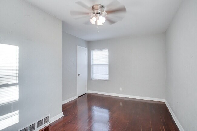 Building Photo - Spacious Three Bedroom Home With Modern Fl...