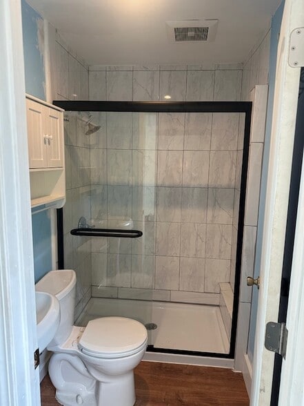 Bathroom 2 w/shower - 1606 Elm St