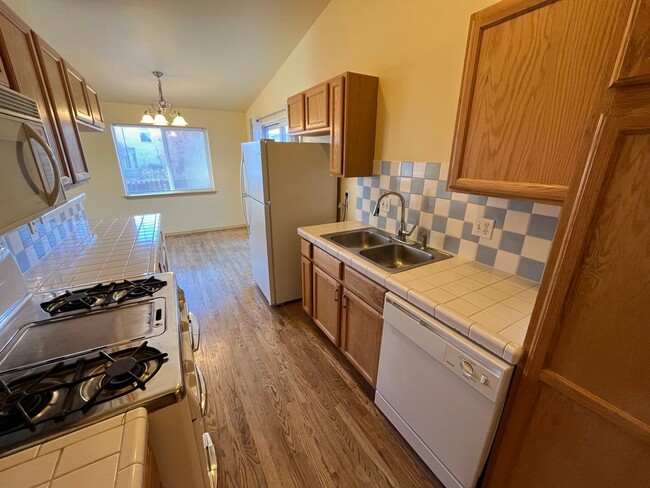 Building Photo - 3 Bed/2 Bath Single Level Home in NE Bend - Fully Fenced Backyard