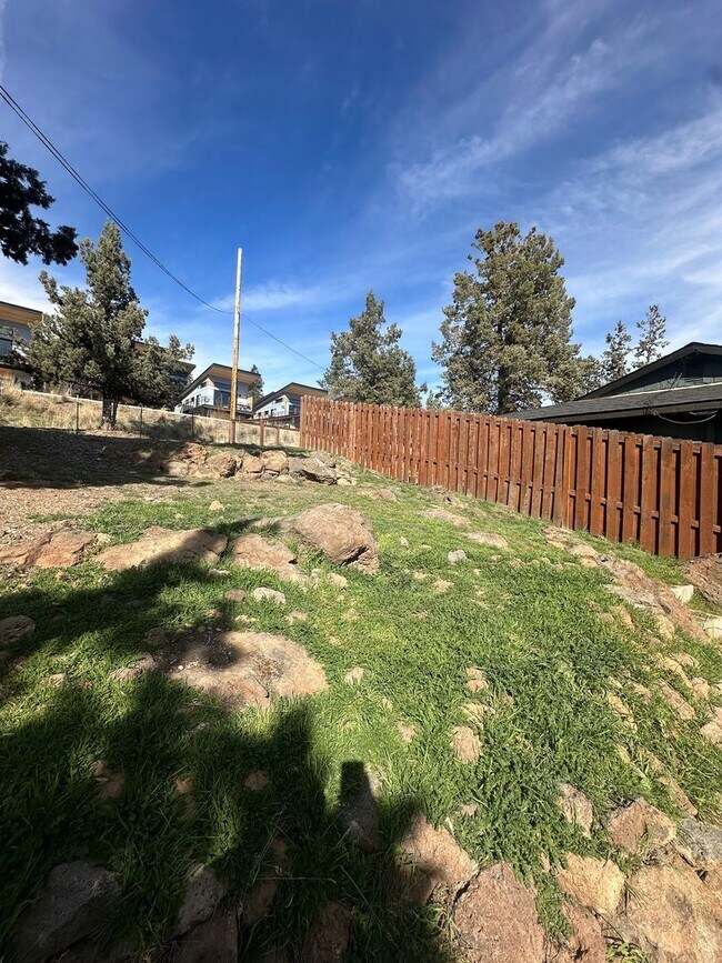 Building Photo - 928 NW Portland Ave