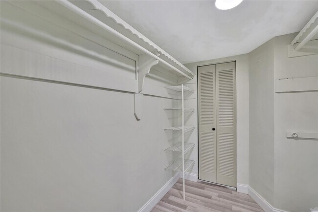 Building Photo - 4050 NW 42nd Ave