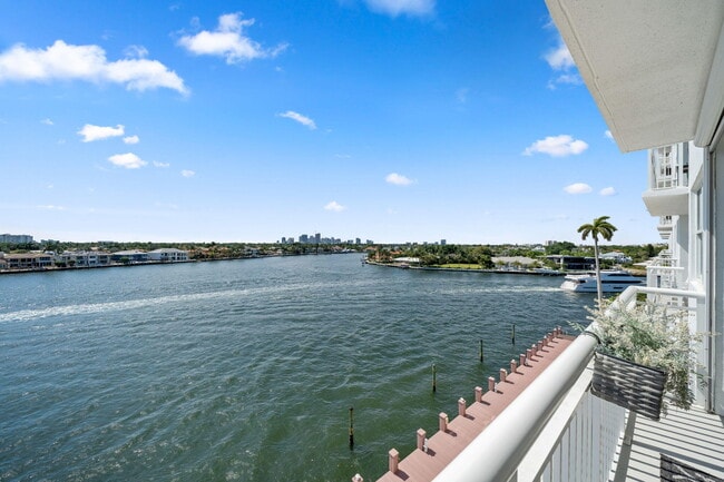 Building Photo - 511 Bayshore Dr