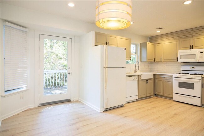 Building Photo - 3bd/2ba Home in Cul-De-Sac in Quiet Neighb...