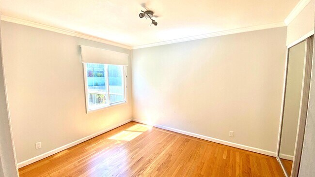 Building Photo - 724 Grand View Ave