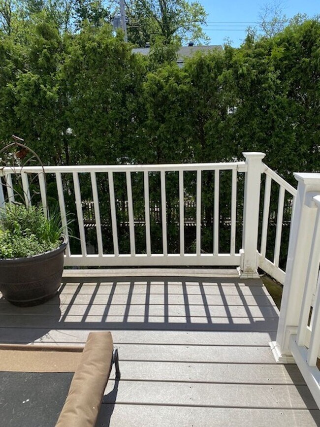 Building Photo - Three Bedroom 3.5 baths Townhouse for Rent...