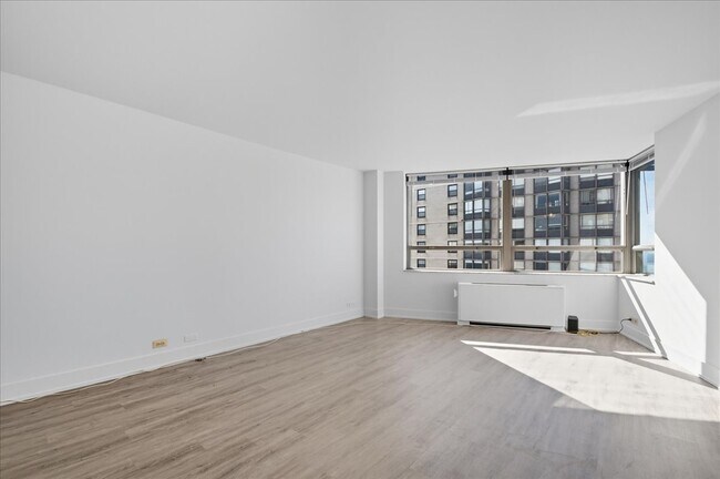 Building Photo - 5701 N Sheridan Rd