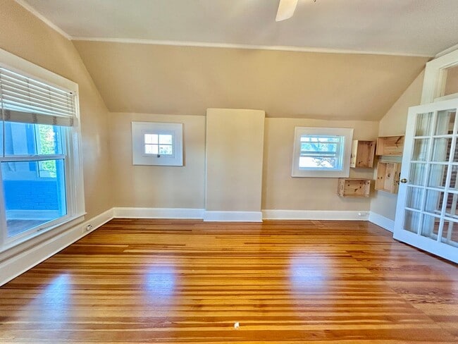 Building Photo - Charming Historic Condo in the Heart of Up...