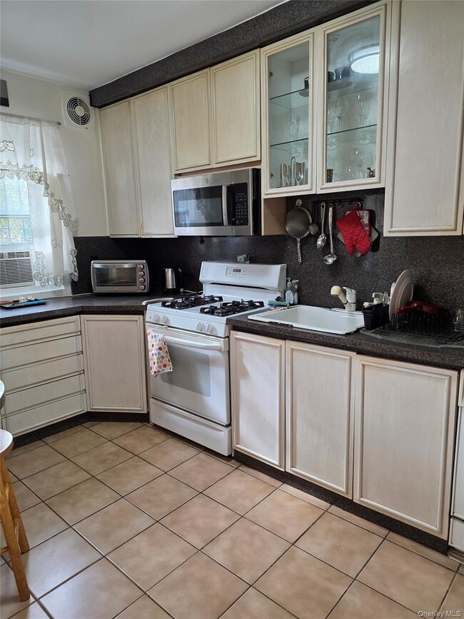 Building Photo - 142-26-142-61 61st Rd