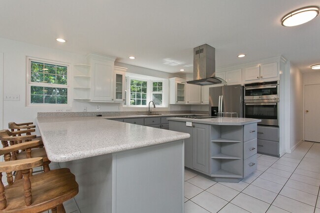 Building Photo - Fully Renovated 4BD in Kuli'ou'ou Valley, Garage-Driveway, Spacious Yard, and Work Shed PETS ALLOWED