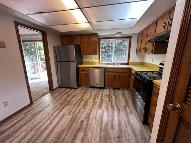 Building Photo - *COMING SOON* 3 Bedroom 2.5 bath Split level house