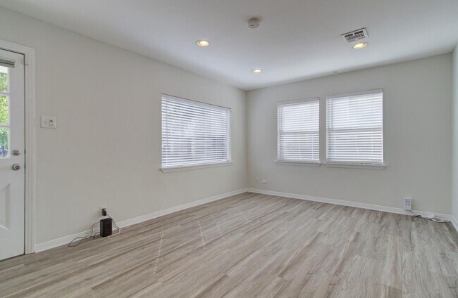 Building Photo - 5704 Darling St