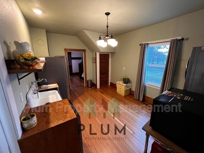 Building Photo - 208 Cedar St