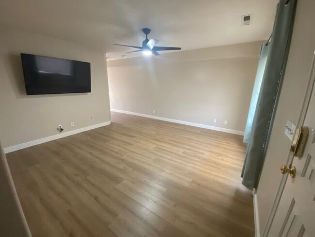 Building Photo - End Unit Townhome with 3 beds 2.5 baths.