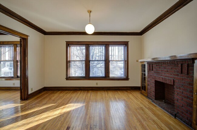 Building Photo - 1336 W Waveland Ave