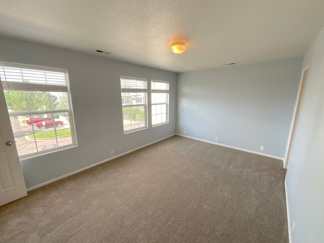 Building Photo - 2 Bedroom Townhome Available Near S Circle...