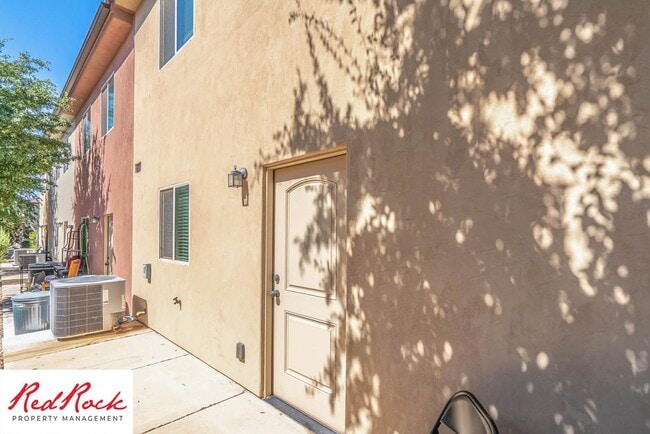 Building Photo - 3 Bedroom Townhome in Prime St. George Location