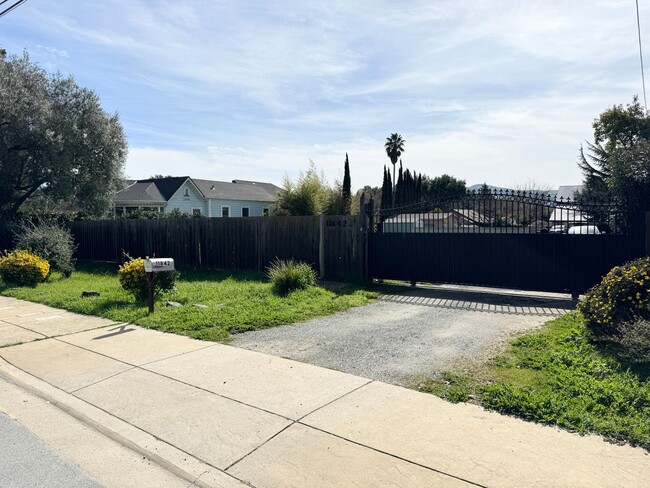 Building Photo - Country living Condo in Downtown Sunol with gated entrance